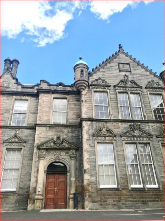 Central Mezzanine Apartment In Historic School Edimburgo Exterior foto